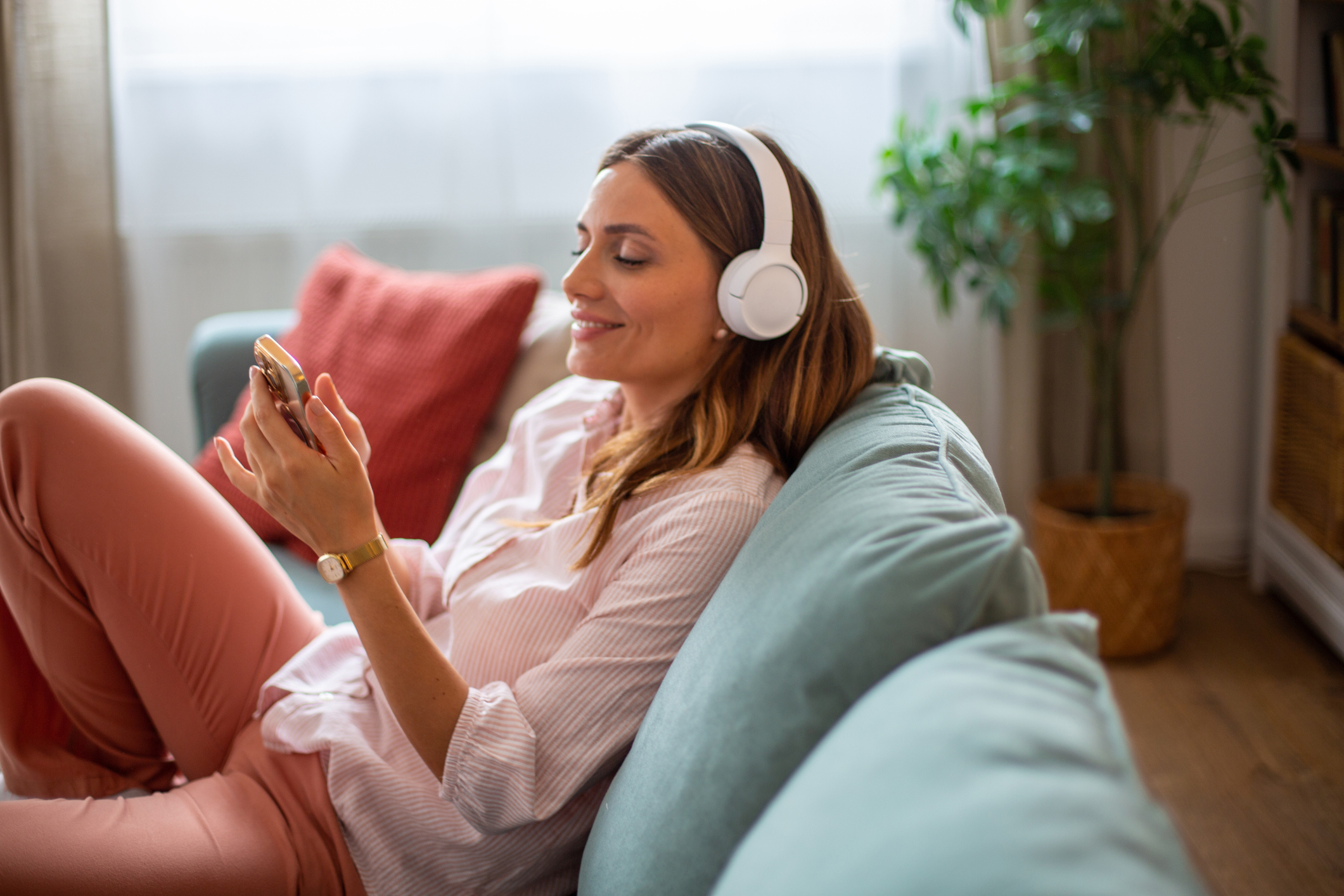 The image describes a medical student or intern listening to medical podcasts on her headphones.
